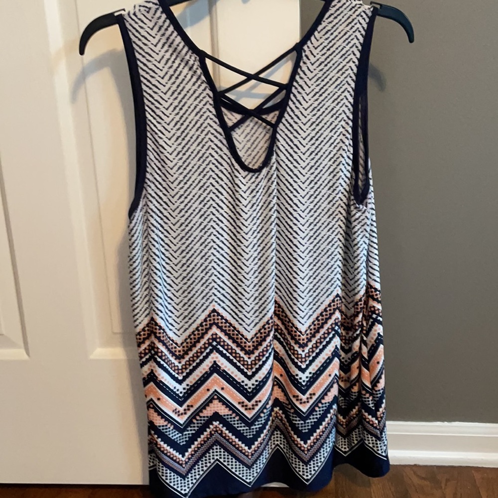 Sleeveless boutique shirt - Picture 2 of 3